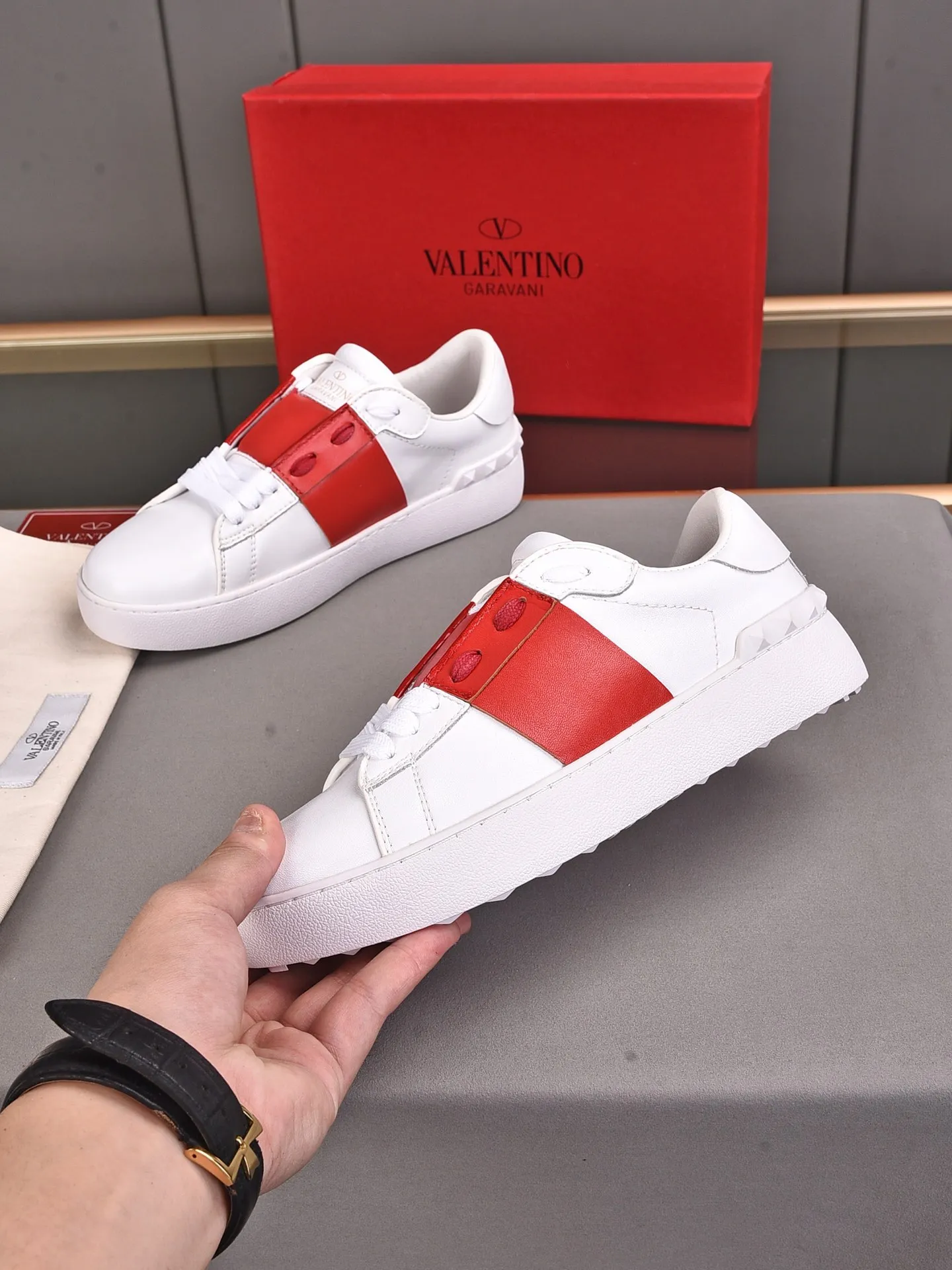 Men's shoes 440💰 (men and women couples) Valentino classic color matching series casual shoes. Made with heavy craftsmanship, good products pay attention to every detail. A must-have trendy item that can be worn all year round, it has been worn by many celebrities and Internet celebrities~~Imported cowhide surface, unique design concept, sheepskin lining, counter quality. Women’s clothing 35-40. Men’s clothing 39-44, 45-46 (returns and exchanges are not supported for custom-made items)
